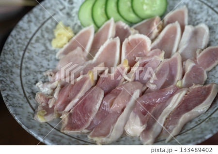 鹿児島名物：きゅうりと生姜を添えた新鮮な地鶏のたたき（地鶏刺し） 133489402