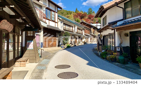 古い町並み越しに見る秋晴れの青空と観音山の紅葉〈足助宿/愛知県豊田市〉 古い町並み越しに見る秋晴れの青空と観音山の紅葉〈足助宿/愛知県豊田市〉 133489404