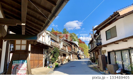 古い町並み越しに見る秋晴れの青空と観音山の紅葉〈足助宿/愛知県豊田市〉 古い町並み越しに見る秋晴れの青空と観音山の紅葉〈足助宿/愛知県豊田市〉 133489405