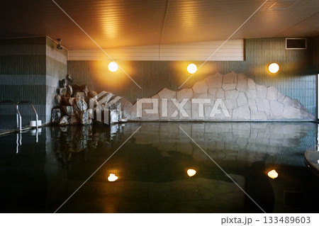 温泉　大浴場　お風呂　いで湯　温泉イメージ　イメージ素材 133489603