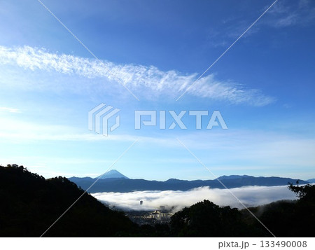 甲府盆地の雲海と富士山 133490008