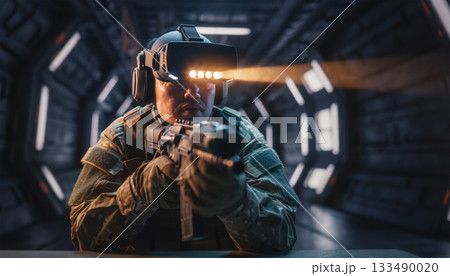 未来の戦闘シミュレーション：VRヘッドセットとライフルを構える特殊部隊員のクローズアップ 133490020