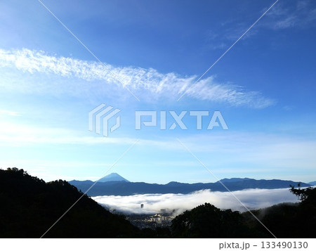 雲海に浮かぶ山々 133490130