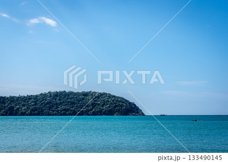 千葉県明神岬と青い海、秋の青空と穏やかな波の風景 千葉県明神岬と青い海、秋の青空と穏やかな波の風景 133490145