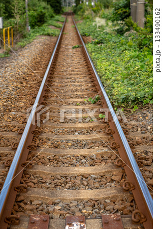 千葉県JR内房線の線路、秋の空の下奥へ伸びる道筋 千葉県JR内房線の線路、秋の空の下奥へ伸びる道筋 133490162