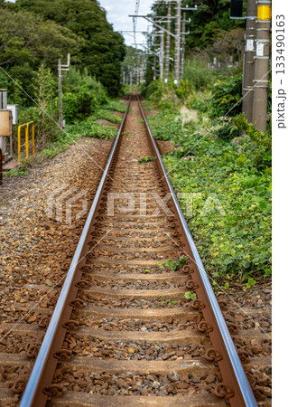 千葉県JR内房線の線路、秋の空の下奥へ伸びる道筋 133490163
