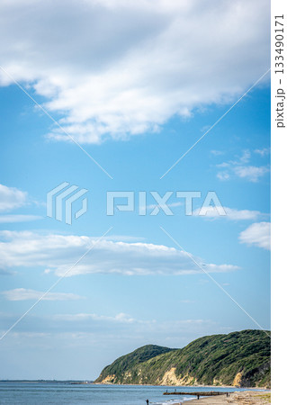 千葉県南房総の海岸と青空、広大な余白のある秋の風景 133490171