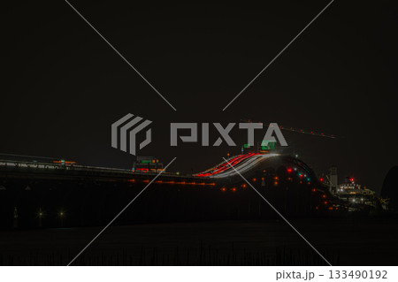 千葉県木更津市から望む東京湾アクアラインと海ほたるの夜景と光跡 133490192