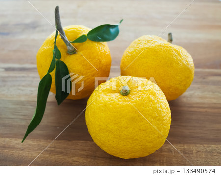 新鮮な柚子 133490574