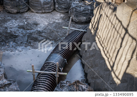 工事現場の土木用排水管 133490895