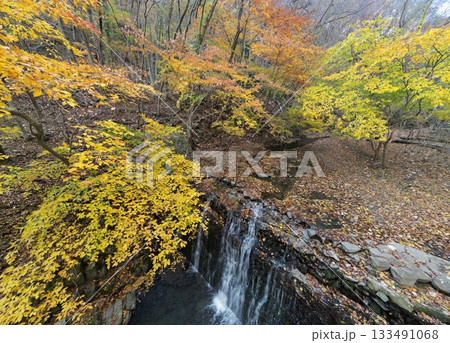 追分温泉の渓流の秋景色 空撮 追分温泉の渓流の秋景色 空撮 133491068