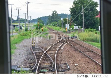 JR北海道富良野線西聖和駅から北美瑛駅間の風景(2023年夏早朝) 133491258