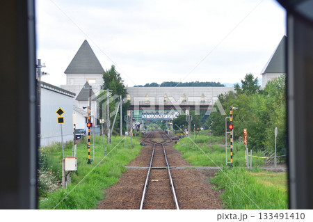 JR北海道富良野線北美瑛駅から美馬牛駅間の風景(2023年夏早朝) 133491410