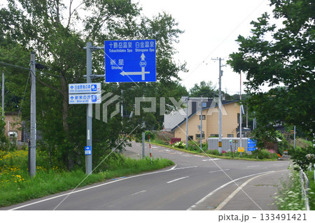 JR北海道富良野線北美瑛駅から美馬牛駅間の風景(2023年夏早朝) 133491421