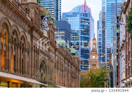 シドニーにあるクイーンビクトリアビルディングのライトアップされた美しい風景 シドニーにあるクイーンビクトリアビルディングのライトアップされた美しい風景 133491944