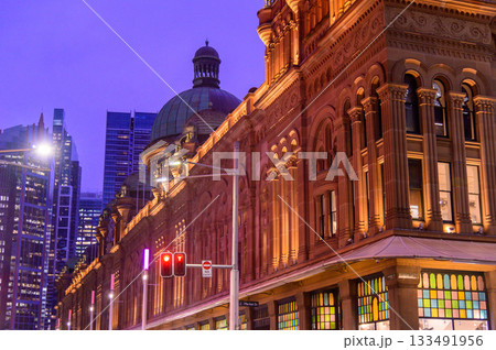シドニーにあるクイーンビクトリアビルディングのライトアップされた美しい風景 133491956