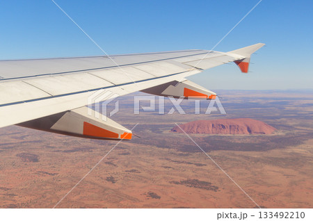 飛行機から眺めるオーストラリアにあるエアーズロックの絶景 133492210