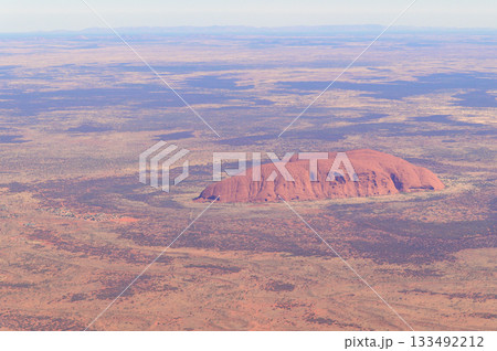 飛行機から眺めるオーストラリアにあるエアーズロックの絶景 133492212