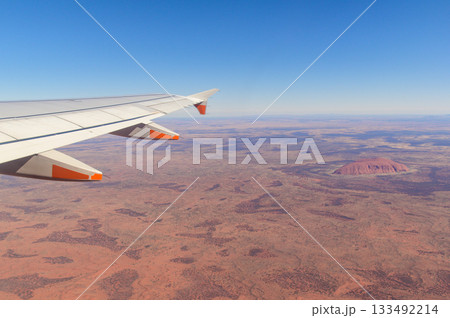 飛行機から眺めるオーストラリアにあるエアーズロックの絶景 133492214