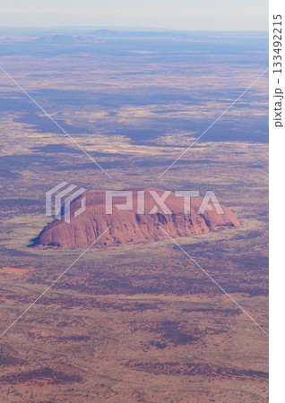 飛行機から眺めるオーストラリアにあるエアーズロックの絶景 133492215