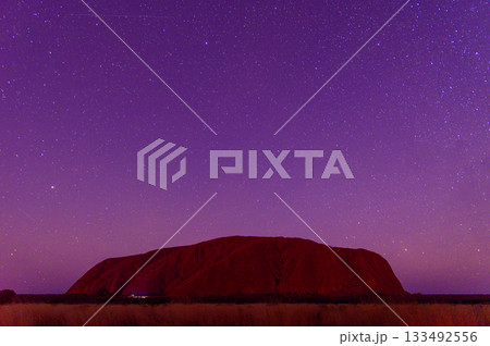 日没後の夜空に浮かぶエアーズロックのとても美しい風景 133492556