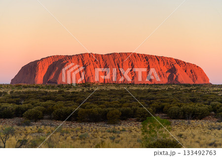 エアーズロックのとても美しい夕焼けの絶景 133492763