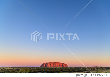 エアーズロックのとても美しい夕焼けの絶景 133492764