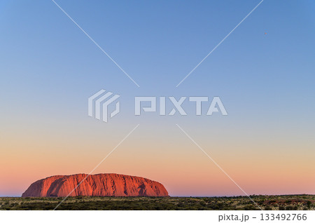 エアーズロックのとても美しい夕焼けの絶景 エアーズロックのとても美しい夕焼けの絶景 133492766