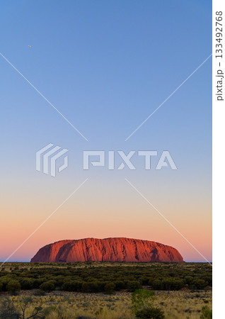 エアーズロックのとても美しい夕焼けの絶景 133492768