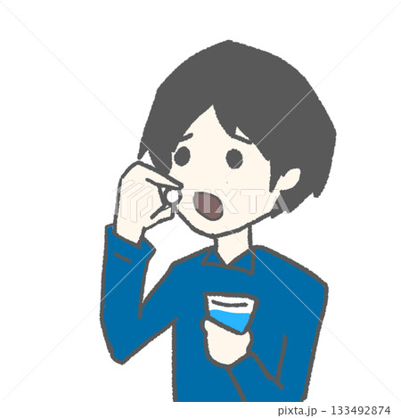 服薬する男性 133492874