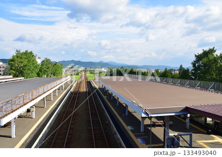 JR北海道富良野線鹿討駅から富良野駅間の風景(2023年夏早朝) 133493040