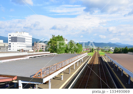 JR北海道富良野線鹿討駅から富良野駅間の風景(2023年夏早朝) 133493069