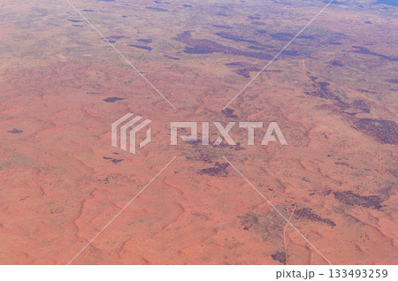 オーストラリアにあるウルルで眺める荒野の壮大な絶景 133493259