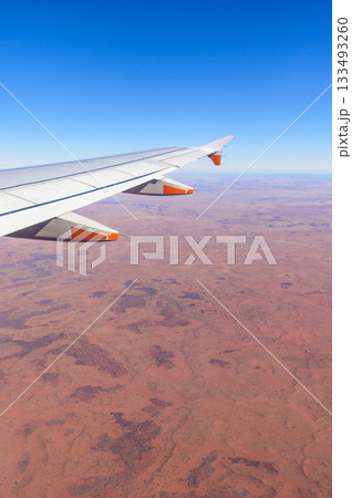 オーストラリアにあるウルルで眺める荒野の壮大な絶景 133493260