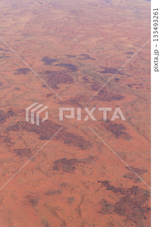 オーストラリアにあるウルルで眺める荒野の壮大な絶景 オーストラリアにあるウルルで眺める荒野の壮大な絶景 133493261