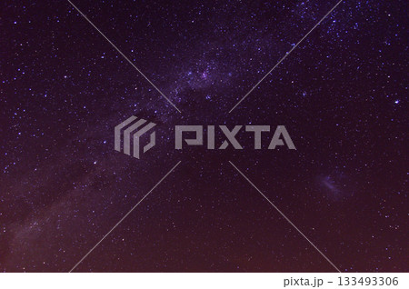夜空に浮かぶとても美しい天の川 133493306