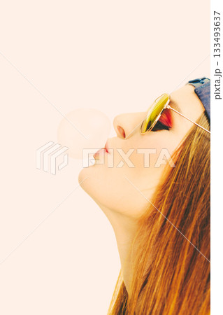 Woman doing bubble with chewing gum 133493637