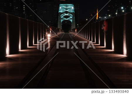 晴海橋梁と右に東京タワー 133493840