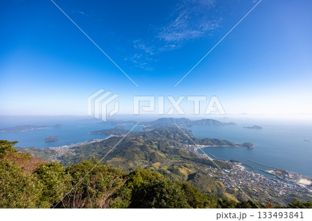 周防大島の嵩山展望テラスから望む瀬戸内海の多島美	 133493841