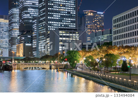 大阪の淀屋橋と中之島の夜景 (大阪府大阪市北区) 133494084