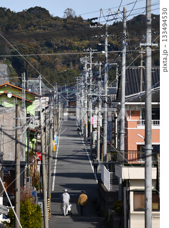 住宅街にまっすぐ伸びる道路 133494530