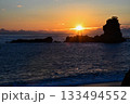 岩に昇る朝日 133494552