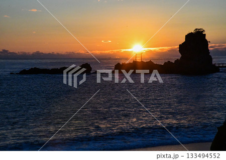 岩に昇る朝日 岩に昇る朝日 133494552