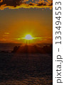 海から昇る朝日 133494553