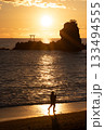 日の出と釣り人 133494555