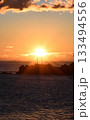 海から昇る朝日 133494556