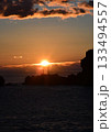 海から昇る朝日 133494557