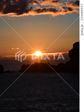 海から昇る朝日 133494557