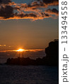 海から昇る朝日 133494558