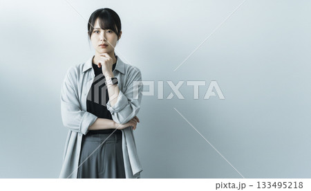 カメラ目線のクールな若い女性 133495218